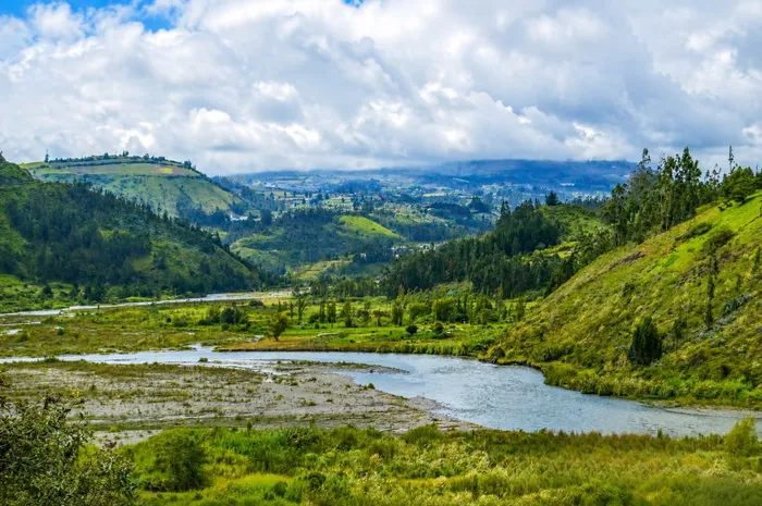 Paisaje montañoso y río de Guano, Ecuador.